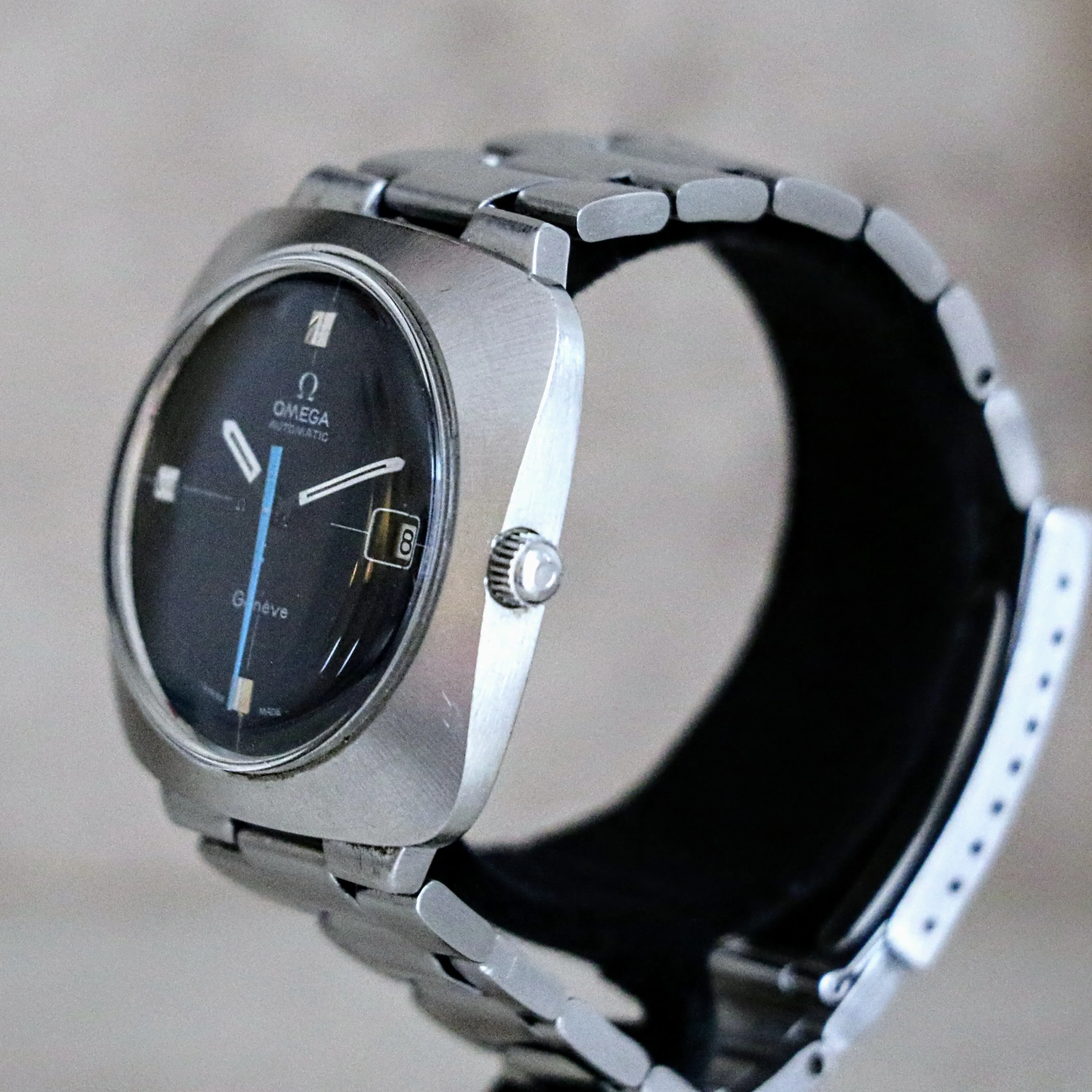 OMEGA Dynamic Geneve Automatic Watch Date & Blue Hand - Cushion 39mm Wristwatch